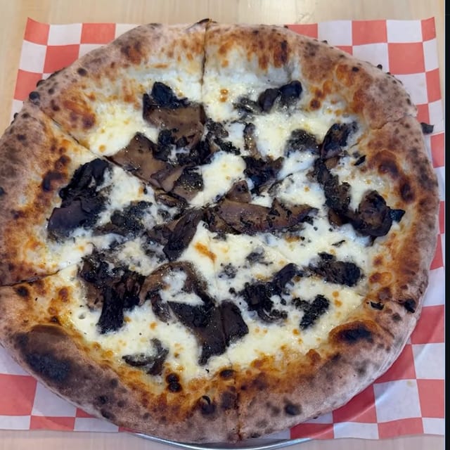 Mushroom Pizza (White).